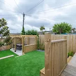 Stylish & Modern Home, Central Newquay W/Parking