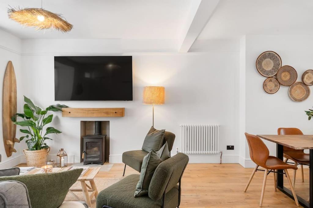 Stylish & Modern Home, Newquay W/parking Holiday home