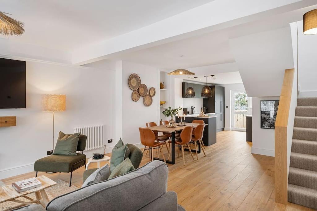 Stylish & Modern Home, Newquay W/parking Holiday home *