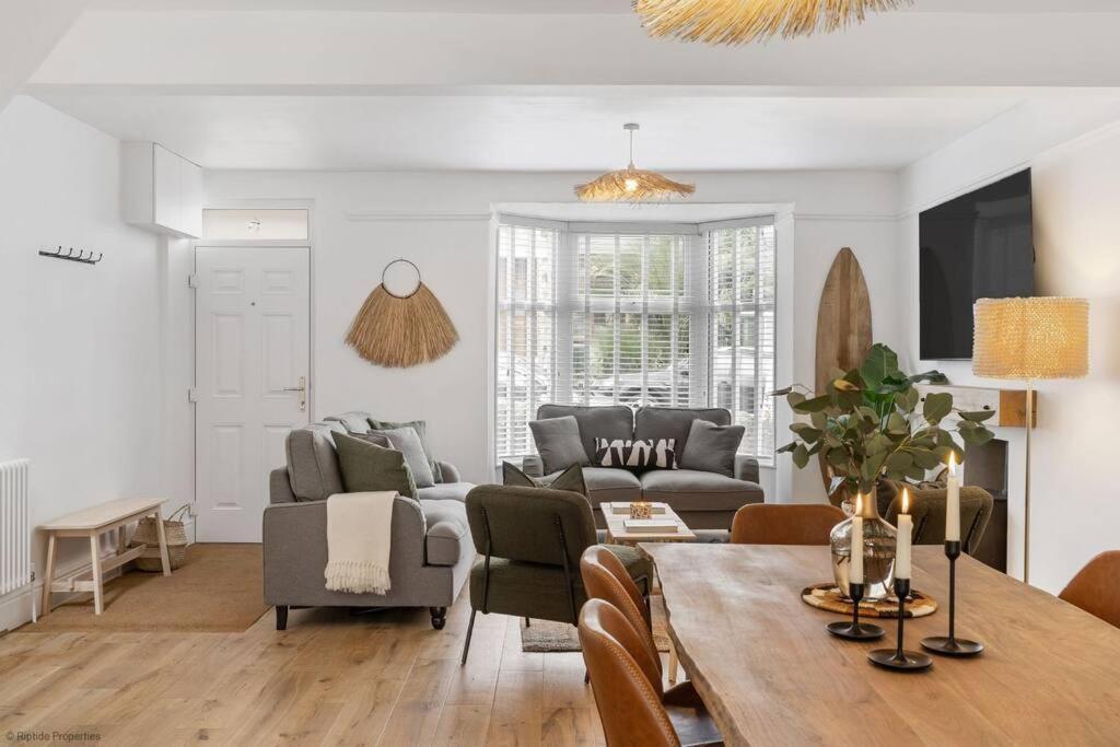Stylish & Modern Home, Newquay W/parking Holiday home *