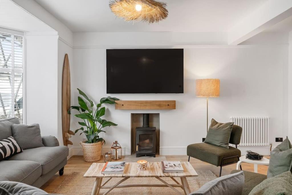 Stylish & Modern Home, Newquay W/parking Holiday home *